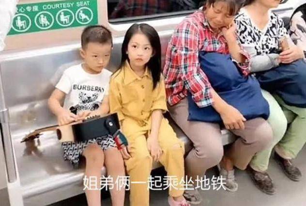 Cách ngồi của 2 em bé trên tàu điện khiến ai nấy xuýt xoa ''chắc chắn đã được giáo dục rất tốt'': 1 đứa trẻ ngoan thường có 3 biểu hiện này  - Ảnh 1.