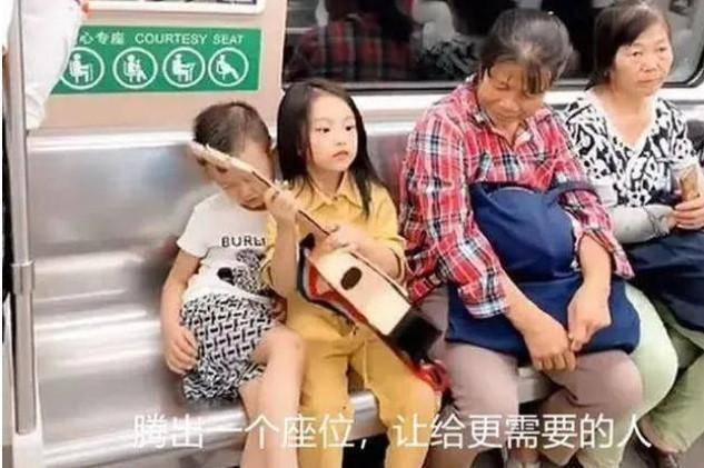 Cách ngồi của 2 em bé trên tàu điện khiến ai nấy xuýt xoa ''chắc chắn đã được giáo dục rất tốt'': 1 đứa trẻ ngoan thường có 3 biểu hiện này  - Ảnh 3.