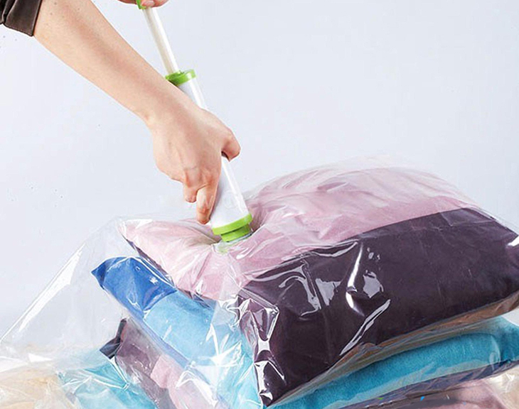 Hè đến rồi, mua túi hút chân không về mà cất chăn màn, quần áo dày đi cho gọn tủ - Ảnh 4. Hè đến rồi, mua túi hút chân không về mà cất chăn màn, quần áo dày đi cho gọn tủ - Ảnh 4.