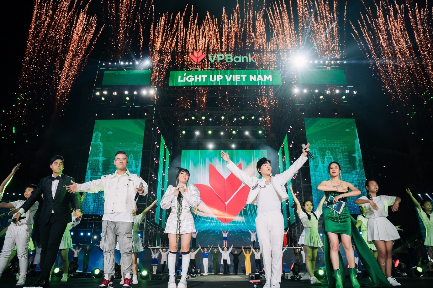 Netizen trầm trồ với sự kiện âm nhạc Light Up Viet Nam do VPBank tổ chức - Ảnh 3.