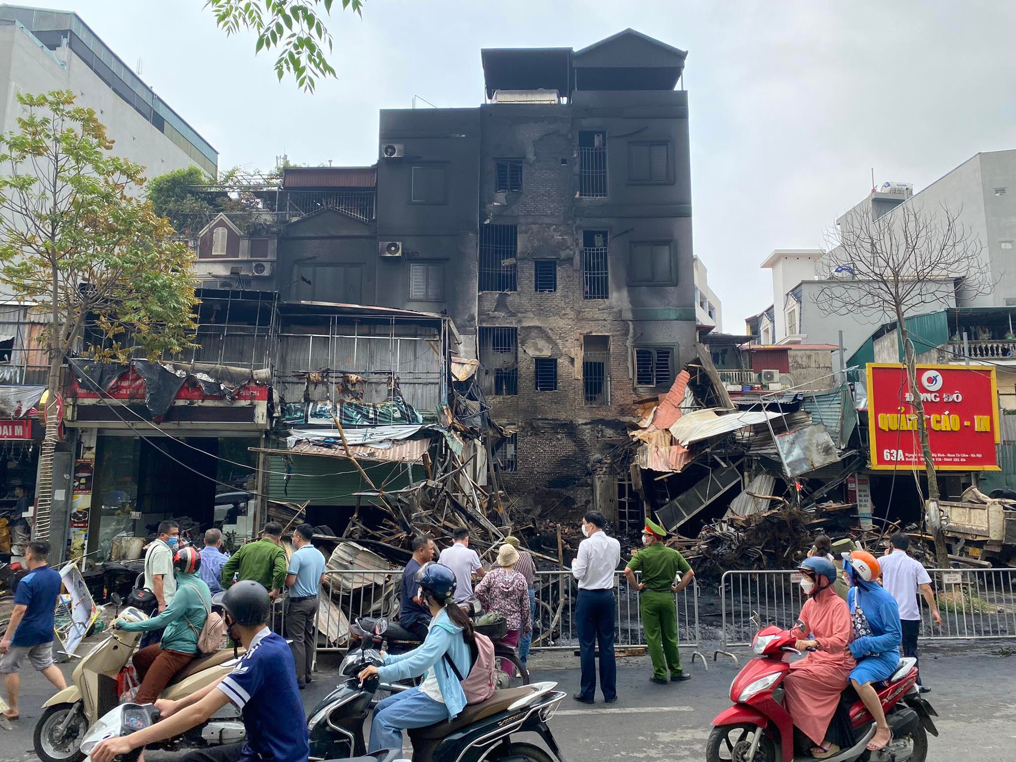 Hà Nội: Cháy cửa hàng săm lốp lan rộng ra 6 nhà dân, nhiều lực lượng hiệp đồng tác chiến dập lửa suốt đêm  - Ảnh 1.