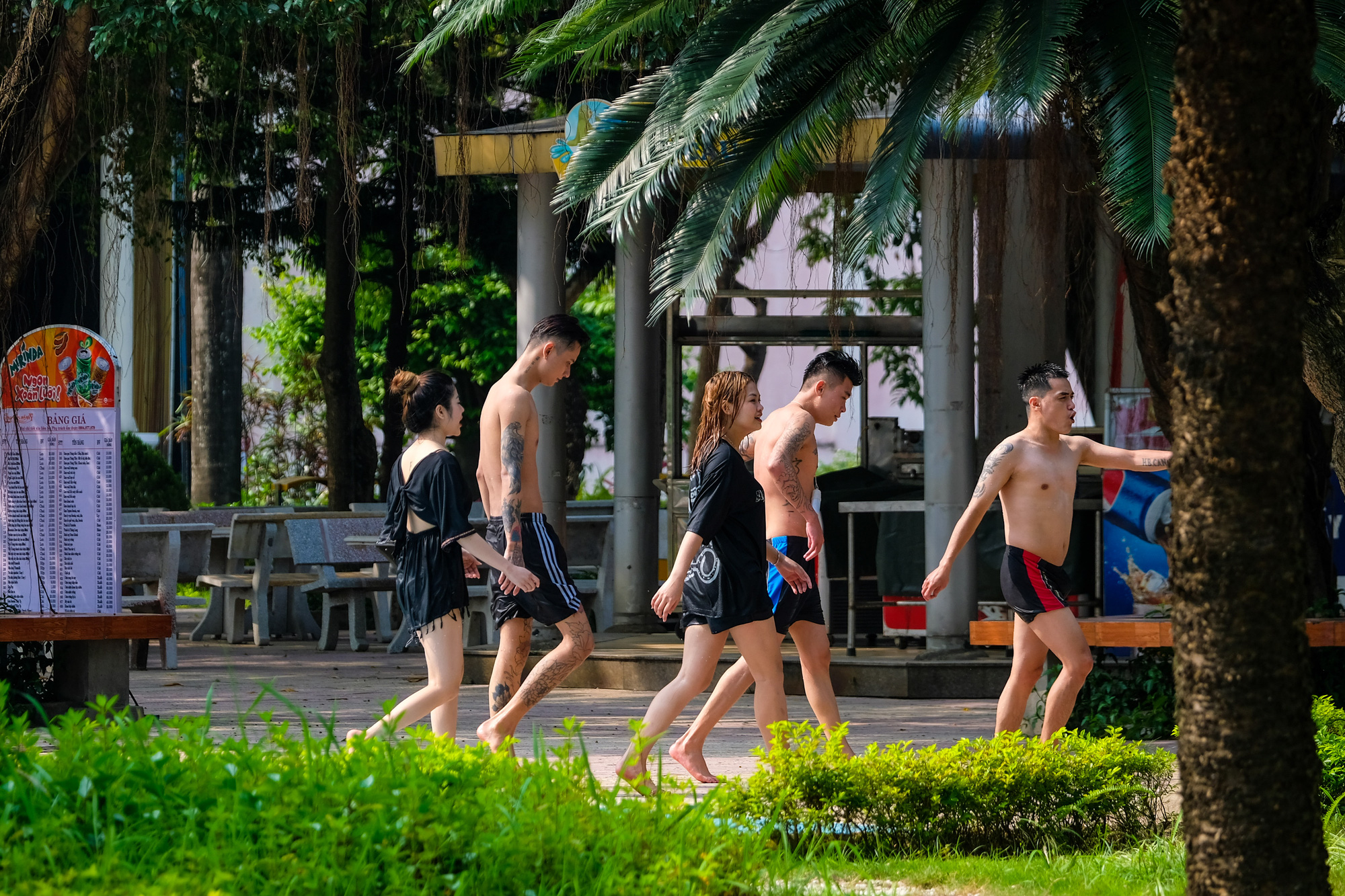 Người dân Thủ đô đổ về công viên nước Hồ Tây &quot;trốn&quot; đợt nắng nóng đầu tiên của mùa Hè - Ảnh 11.