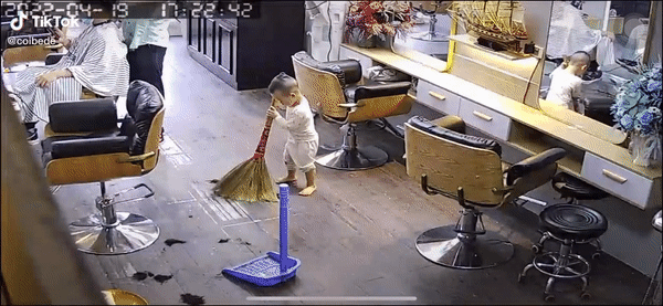3-year-old boy holds a broom to sweep the house cleaner than an adult, netizens can't help but admire: 