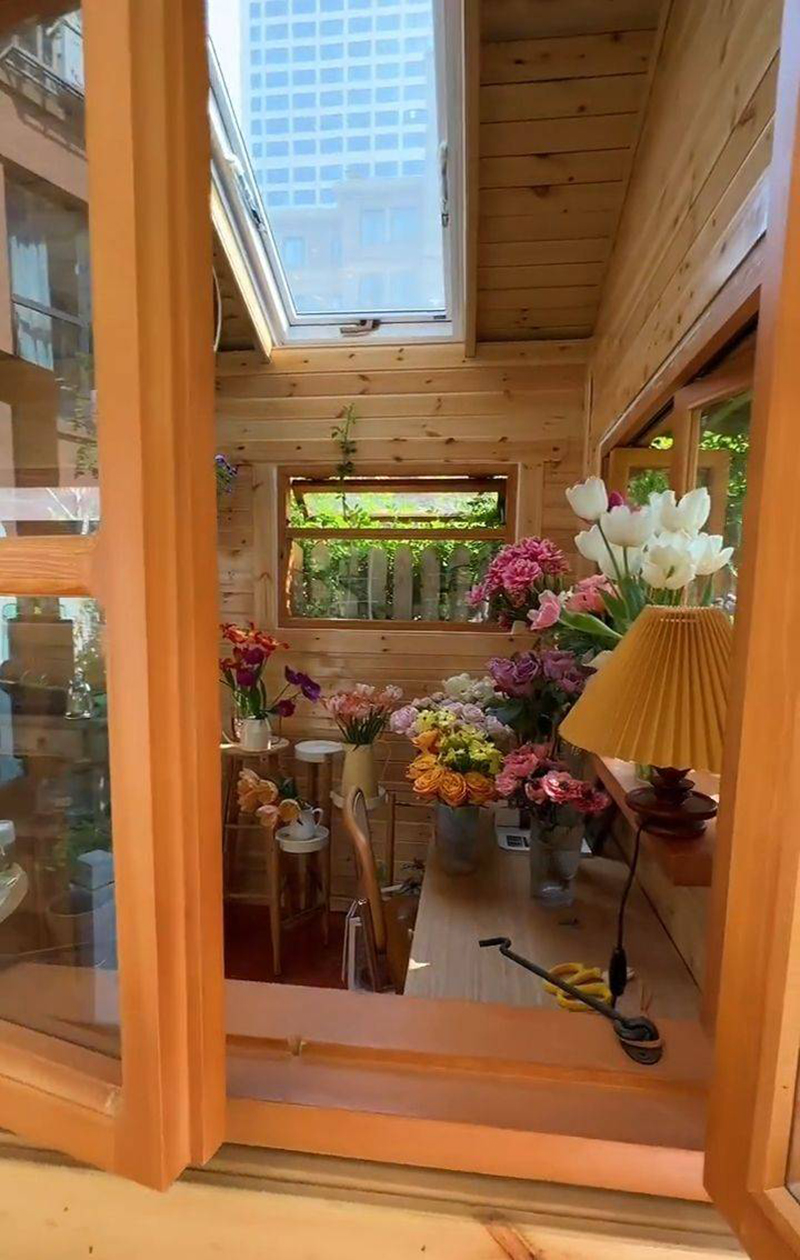Ngẩn ngơ trước khu vườn nhà 60m² đẹp như tranh vẽ, thác hoa phủ vàng ruộm cả một góc - Ảnh 16. Ngẩn ngơ trước khu vườn nhà 60m² đẹp như tranh vẽ, thác hoa phủ vàng ruộm cả một góc - Ảnh 16.
