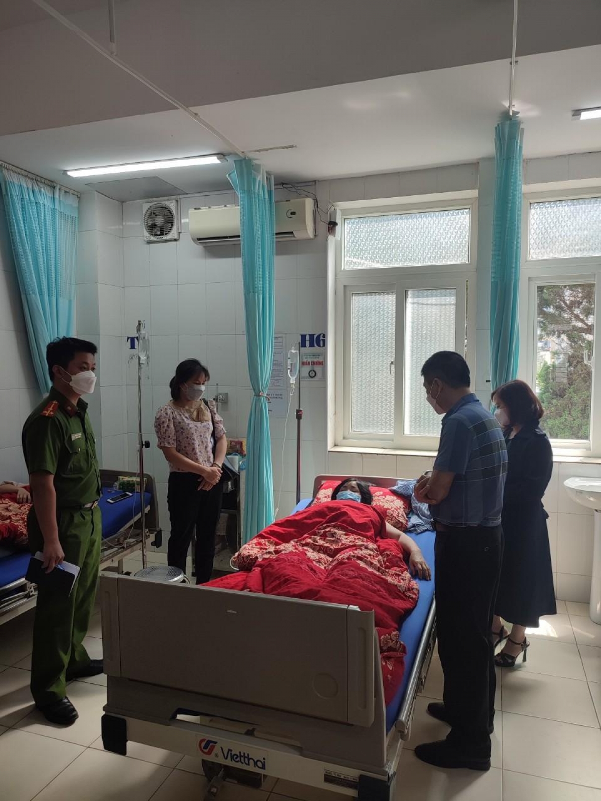 The case of 5 employees being hospitalized for eating a bag of cakes picked up: A hotel fine of 8 million VND - Photo 1.