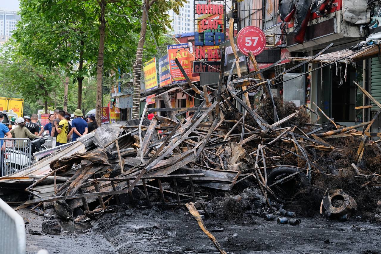 Hà Nội: Cháy cửa hàng săm lốp trong đêm lan rộng ra 6 nhà dân - Ảnh 5.