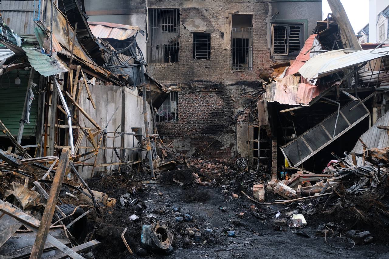 Hà Nội: Cháy cửa hàng săm lốp trong đêm lan rộng ra 6 nhà dân - Ảnh 3.