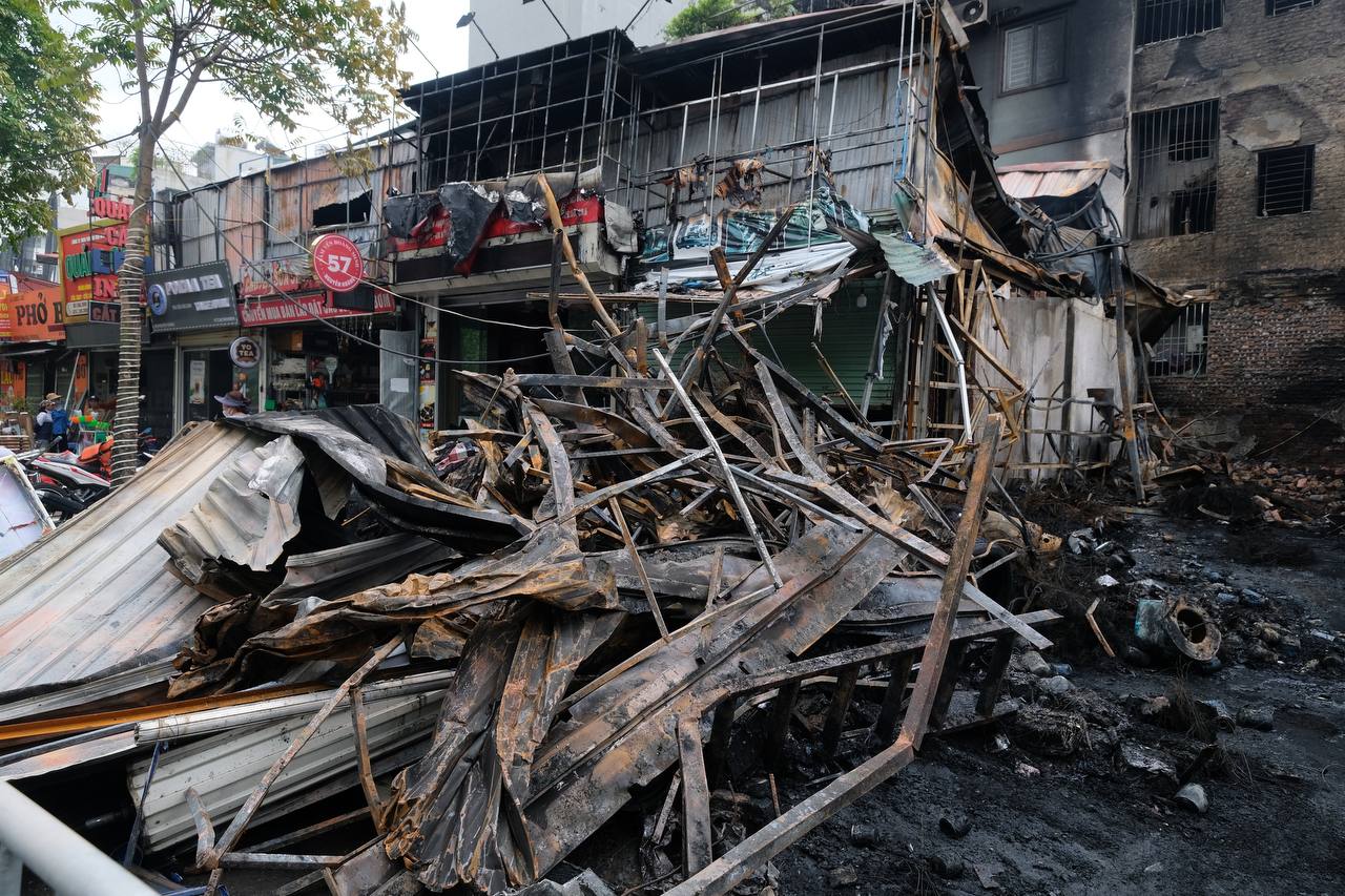 Hà Nội: Cháy cửa hàng săm lốp trong đêm lan rộng ra 6 nhà dân - Ảnh 4.