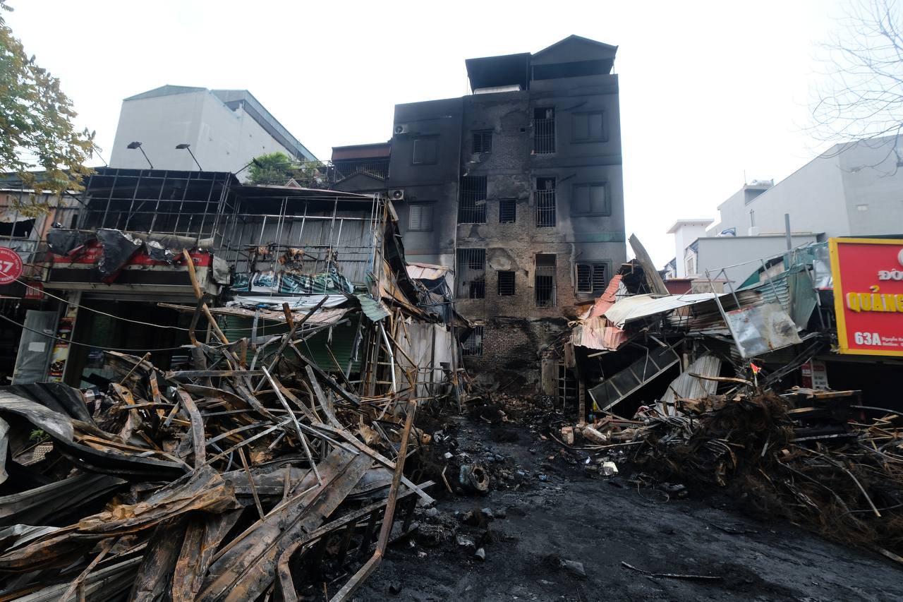 Hà Nội: Cháy cửa hàng săm lốp trong đêm lan rộng ra 6 nhà dân - Ảnh 2.