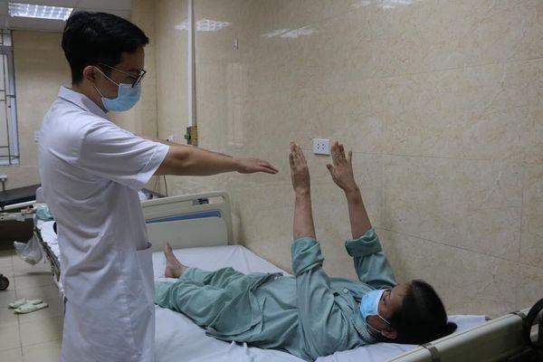 Chỉ tê hai chân, người phụ nữ Nam Định 'bỗng chốc' vừa mù vừa liệt vì căn bệnh nguy hiểm - Ảnh 2.