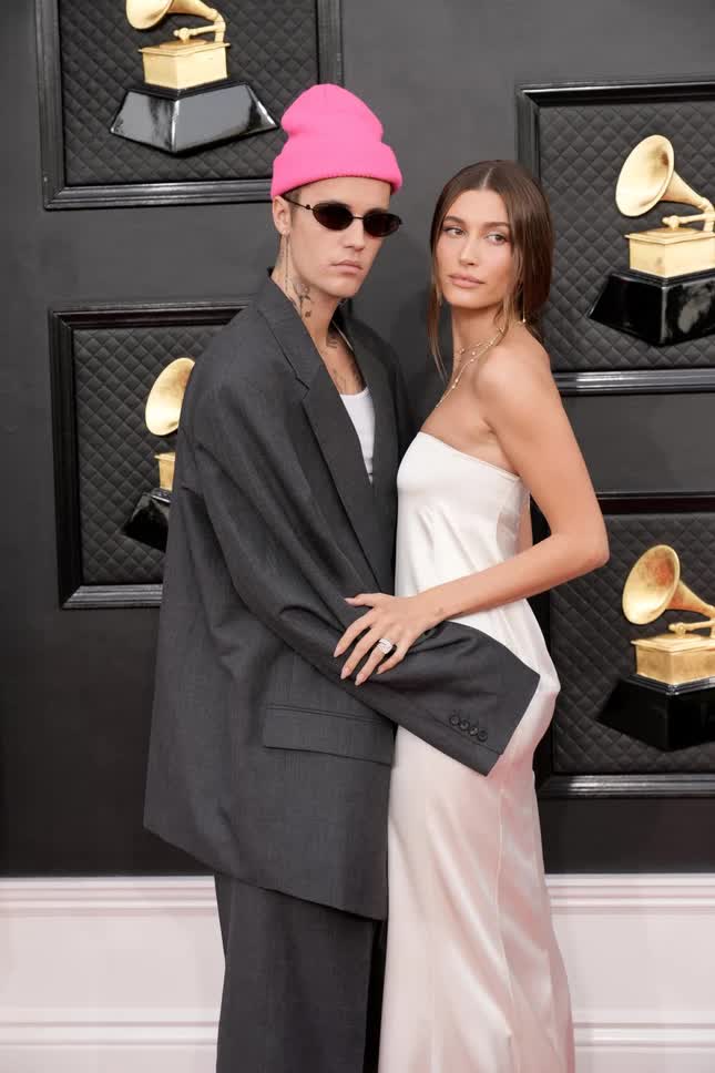 After a stroke, Justin Bieber's supermodel wife was hospitalized for heart surgery - Photo 3.