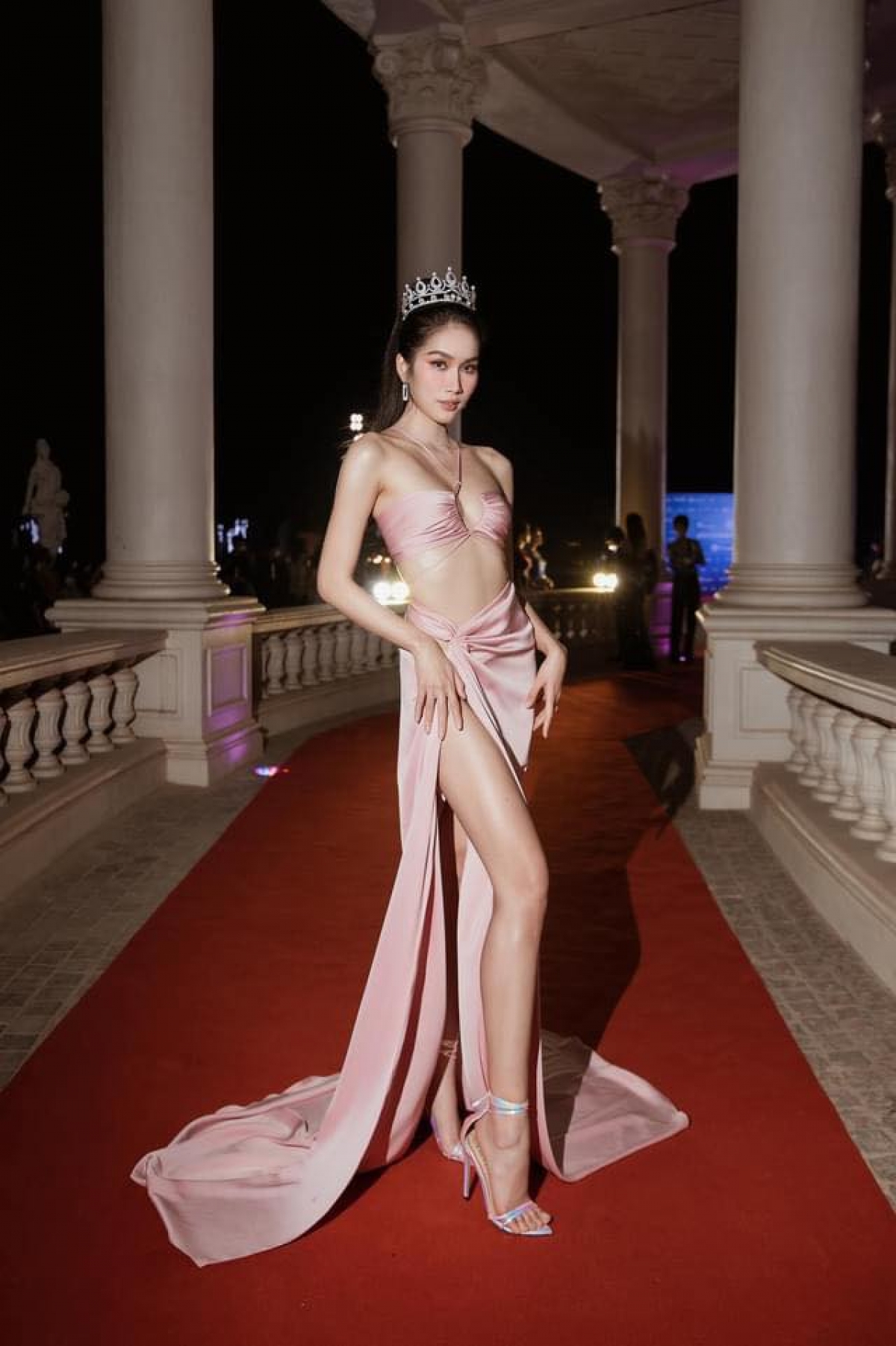 Á hậu Phương Anh thả dáng quyến rũ với bikini trên bãi biển trước thềm Hoa hậu Quốc tế - Ảnh 8.