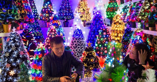 Trung Quốc phong tỏa &quot;công xưởng của ông già Noel&quot;, Giáng sinh thiếu thốn phủ bóng toàn cầu - Ảnh 1.