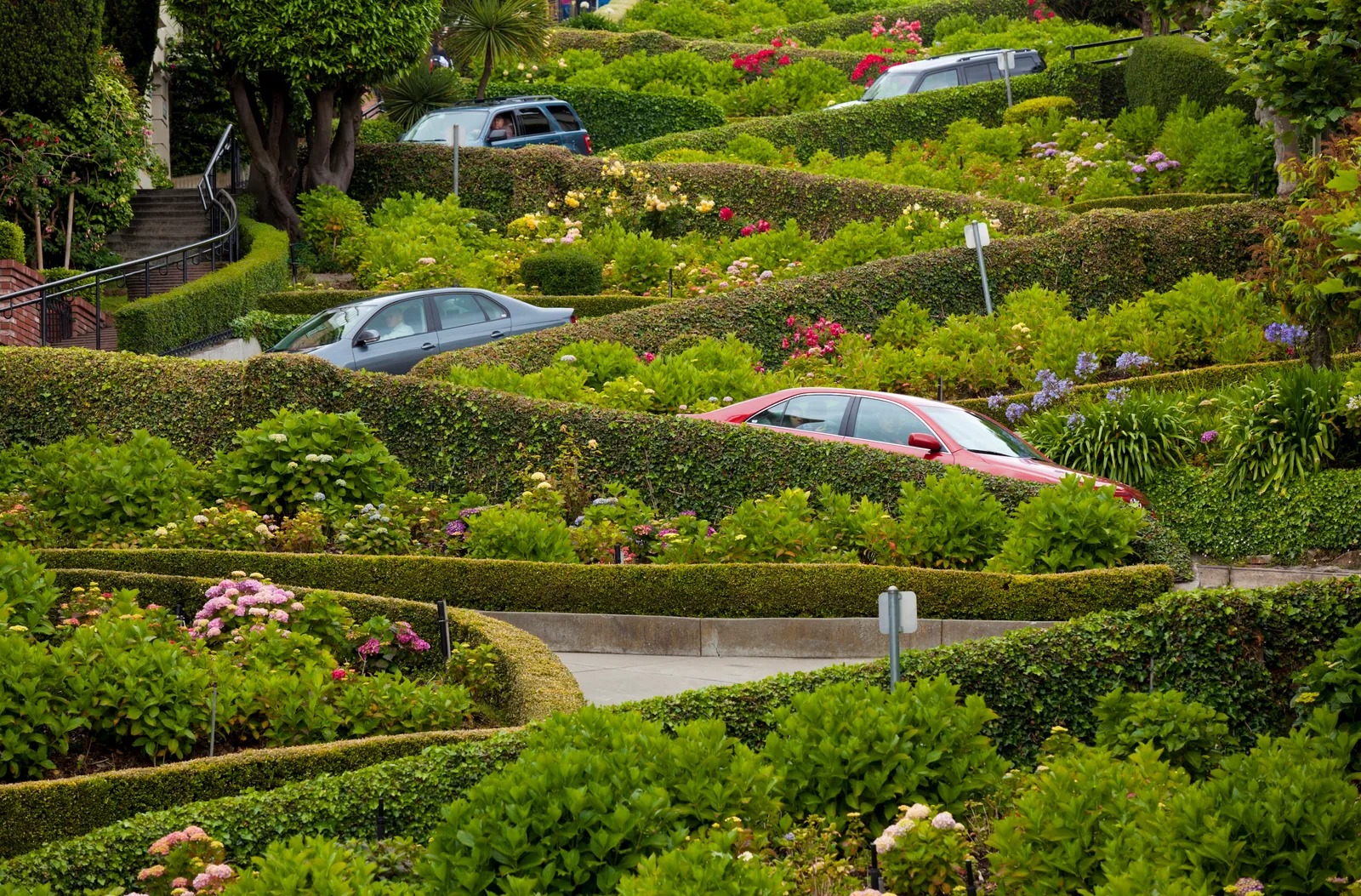 The 20 most beautiful roads on the planet: Once you step in, you don't want to get out, it's so beautiful to forget the way back is real! - Photo 14. Lombard Street of San Francisco, California, USA