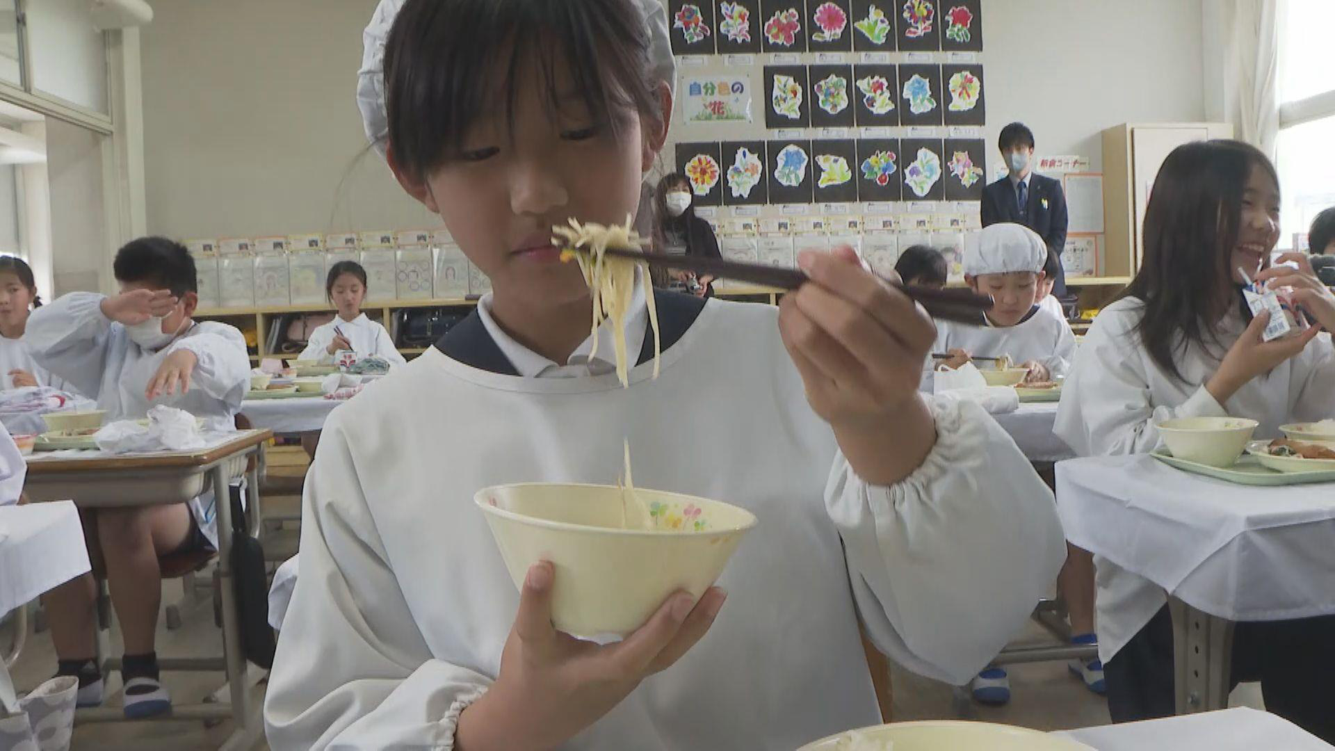 Bún bò Huế vào bữa trưa của trẻ em Nhật: Hơi cay nhưng rất ngon ạ - Ảnh 2.