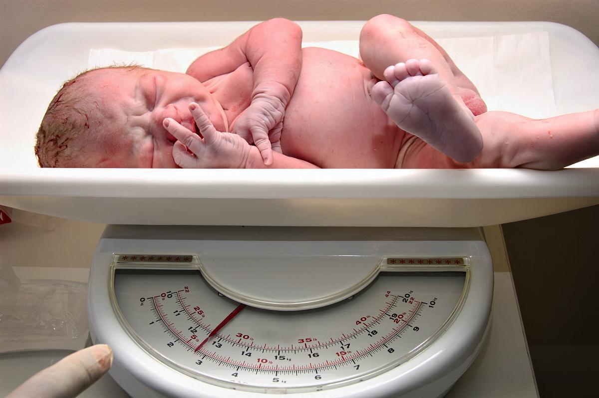 The baby was born over 4kg, should the mother be happy or worried?  - Photo 1.