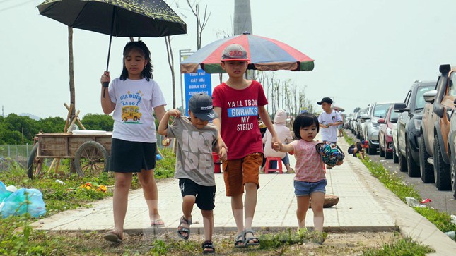 Tạm dừng đưa ô tô con ra Cát Bà dịp lễ, du khách di chuyển thế nào? - Ảnh 3.