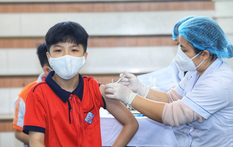 Hà Nội thêm 913 ca mắc COVID-19, hơn 133.000 trẻ từ 5 đến dưới 12 tuổi đã tiêm vaccine - Ảnh 1.