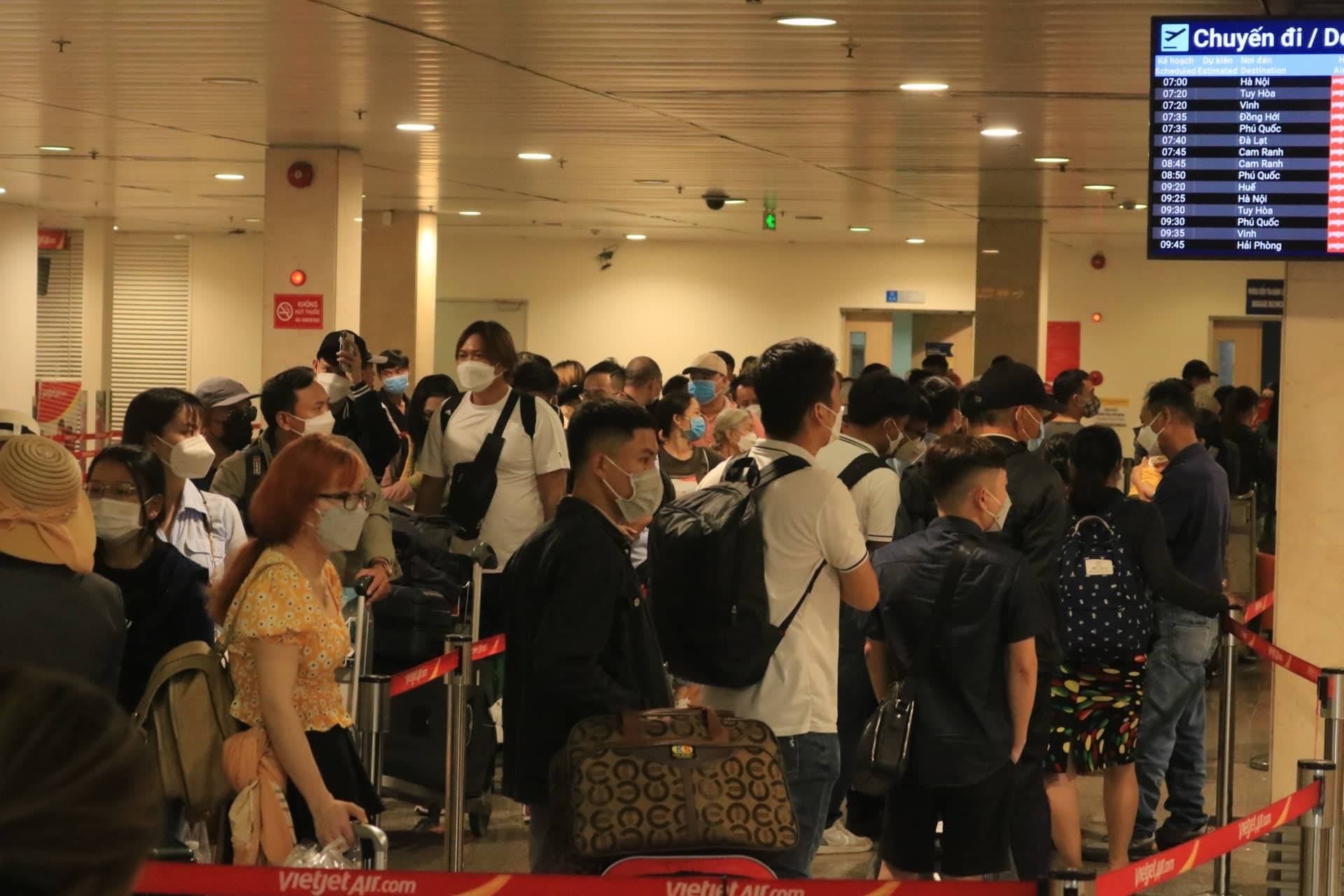 Sân bay Tân Sơn Nhất đón lượng khách kỷ lục dịp lễ 30-4 - Ảnh 2.