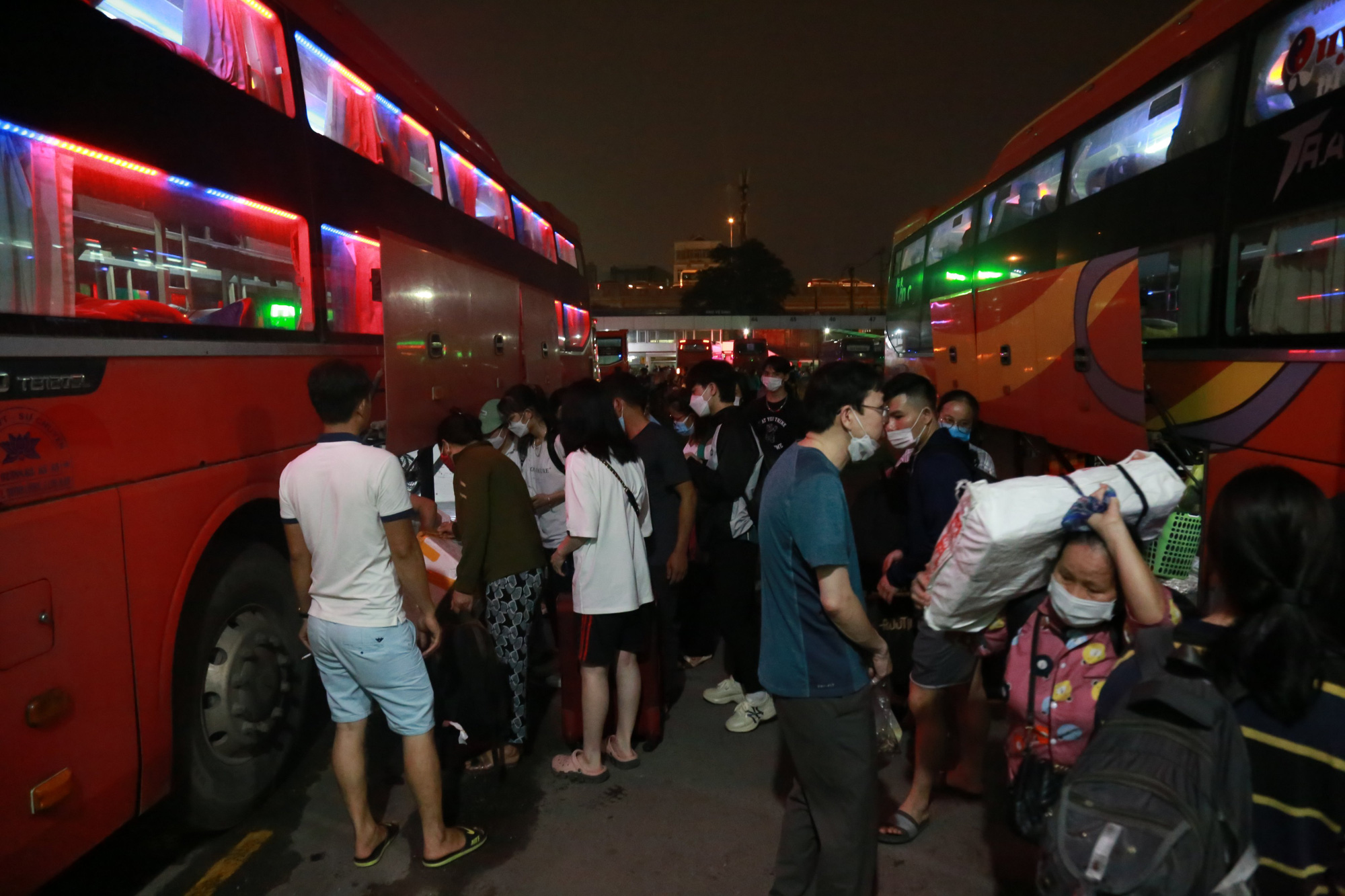 Hanoi: Near midnight, people are still 