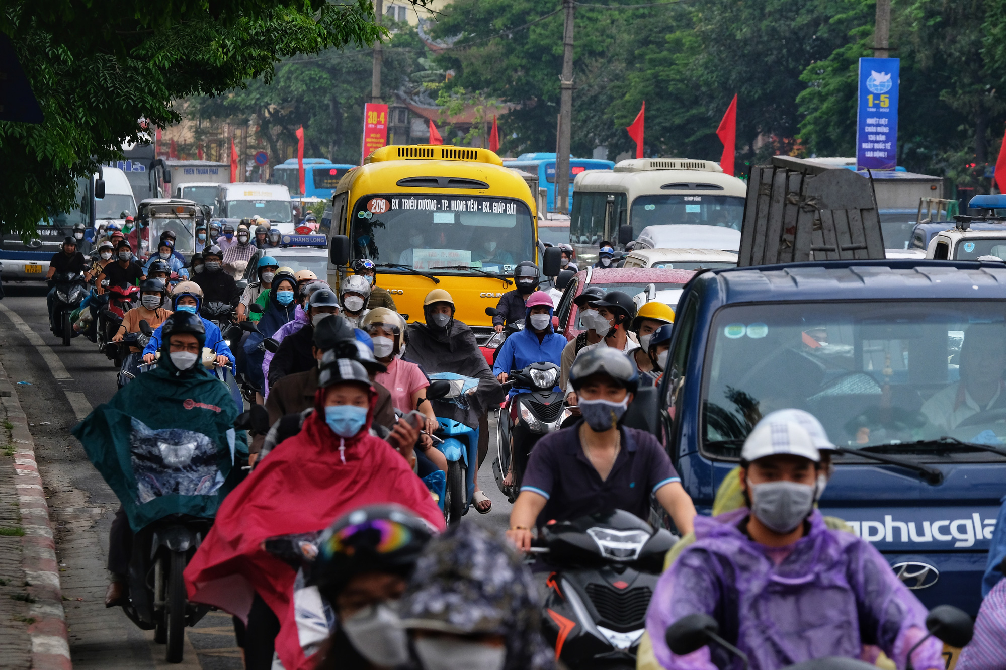 CẤP BÁO: Đường phố Hà Nội đang kẹt cứng, hàng nghìn người về quê nghỉ lễ chôn chân dưới cơn mưa nặng hạt - Ảnh 2.