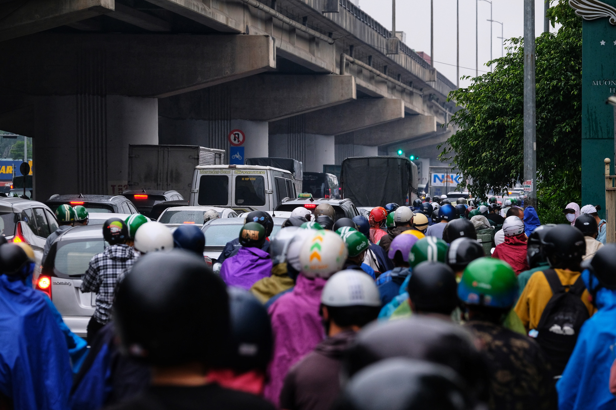 CẤP BÁO: Đường phố Hà Nội đang kẹt cứng, hàng nghìn người về quê nghỉ lễ chôn chân dưới cơn mưa nặng hạt - Ảnh 1.