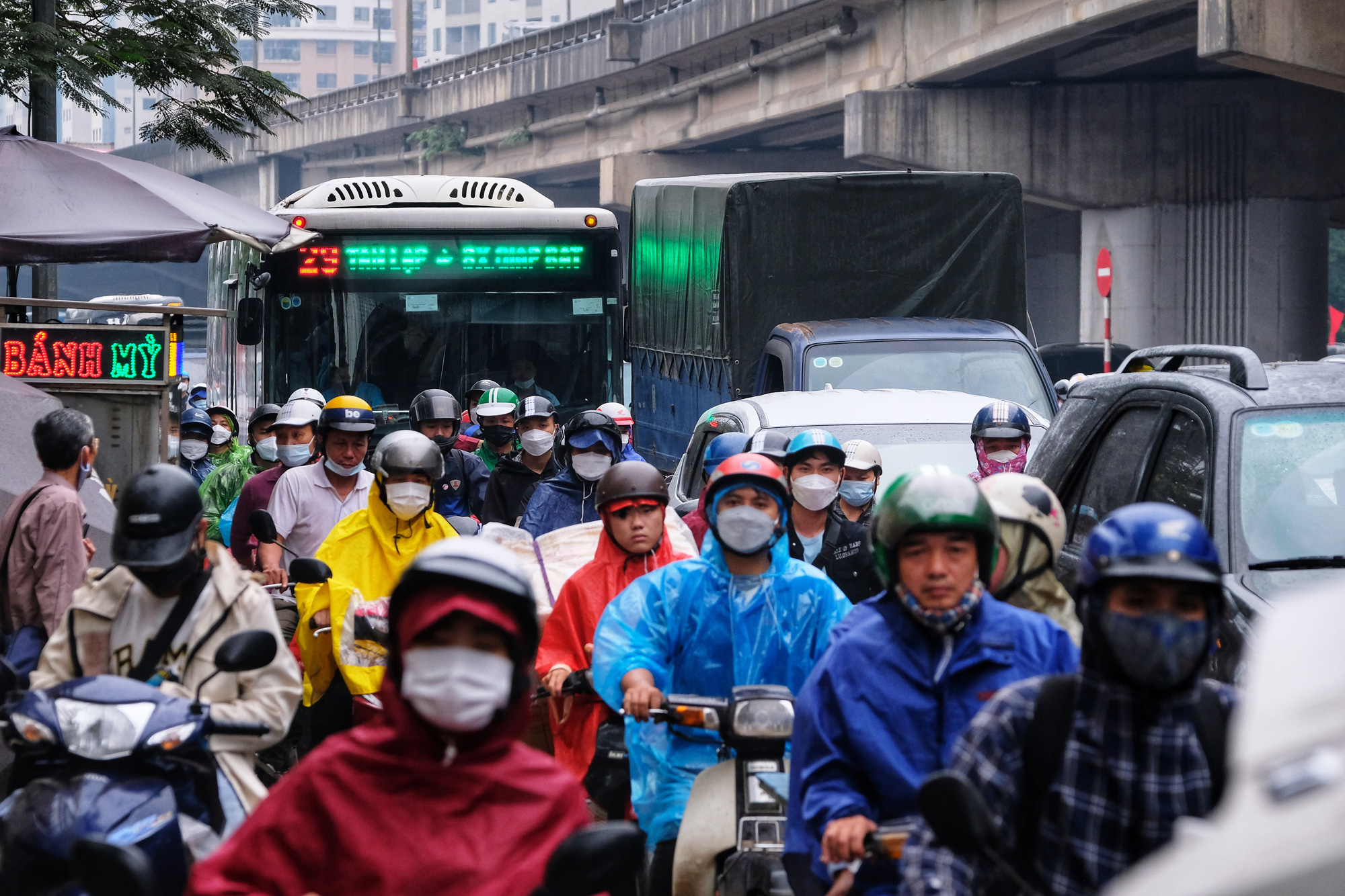 CẤP BÁO: Đường phố Hà Nội đang kẹt cứng, hàng nghìn người về quê nghỉ lễ chôn chân dưới cơn mưa nặng hạt - Ảnh 3.