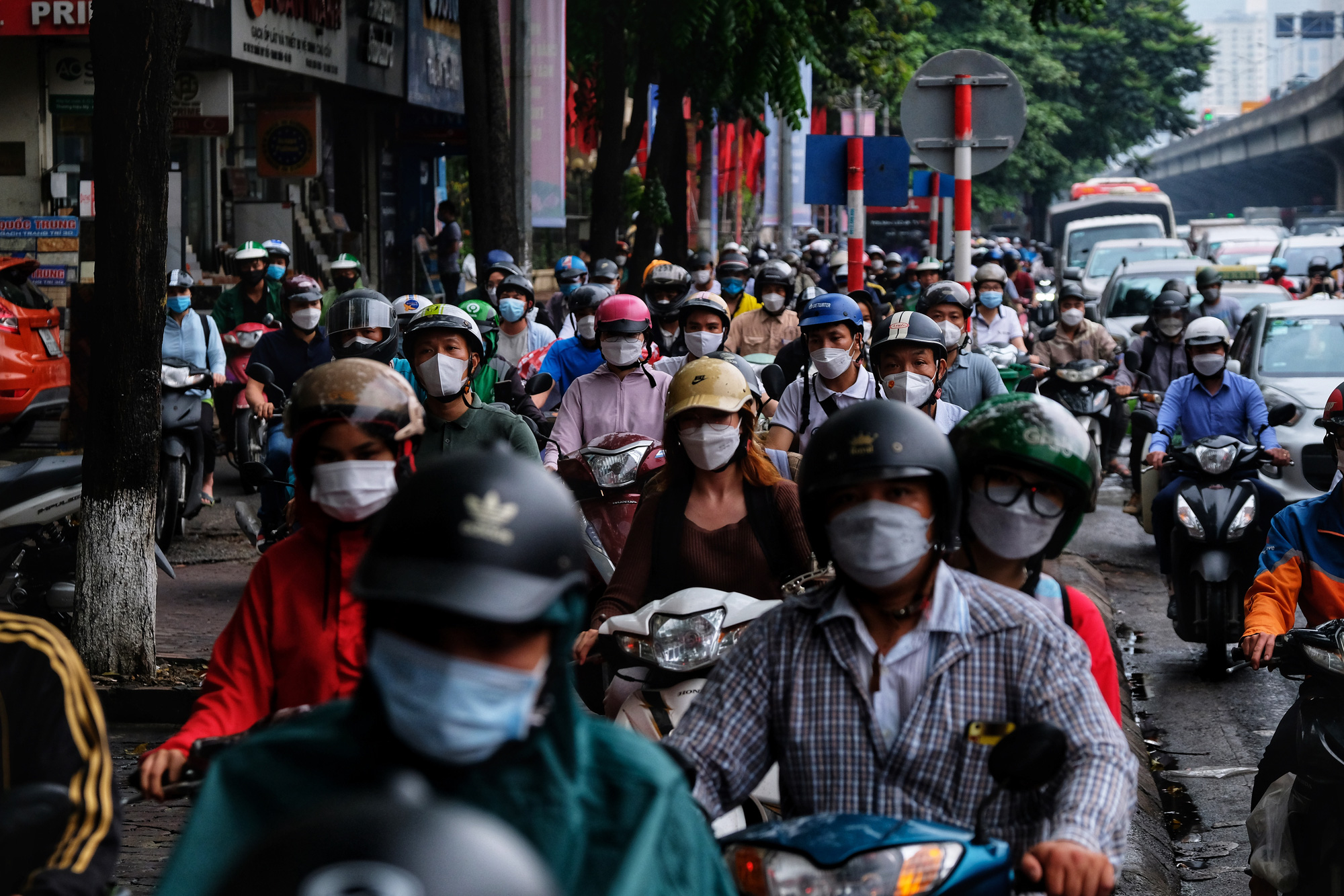 CẤP BÁO: Đường phố Hà Nội đang kẹt cứng, hàng nghìn người về quê nghỉ lễ chôn chân dưới cơn mưa nặng hạt - Ảnh 5.