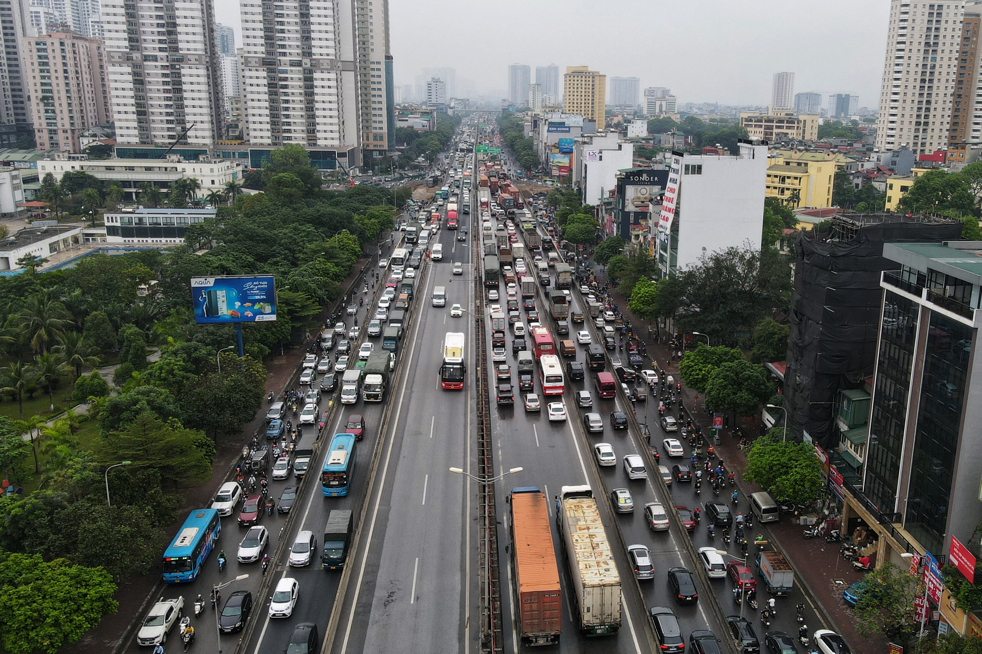 CẤP BÁO: Đường phố Hà Nội đang kẹt cứng, hàng nghìn người về quê nghỉ lễ chôn chân trong mưa - Ảnh 8.