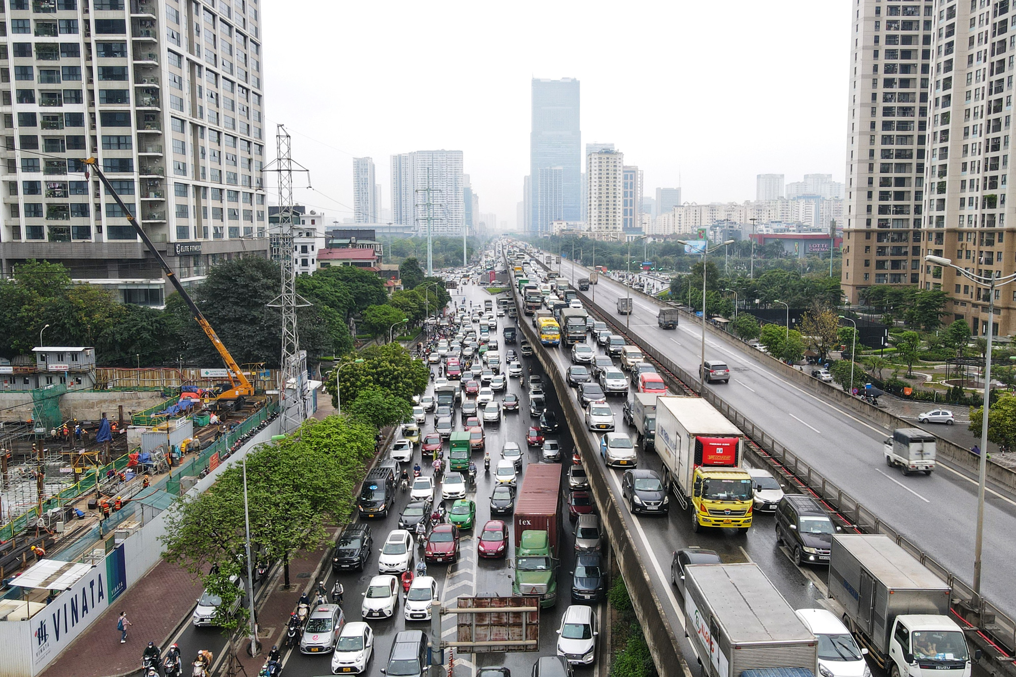 CẤP BÁO: Đường phố Hà Nội đang kẹt cứng, hàng nghìn người về quê nghỉ lễ chôn chân trong mưa - Ảnh 9.