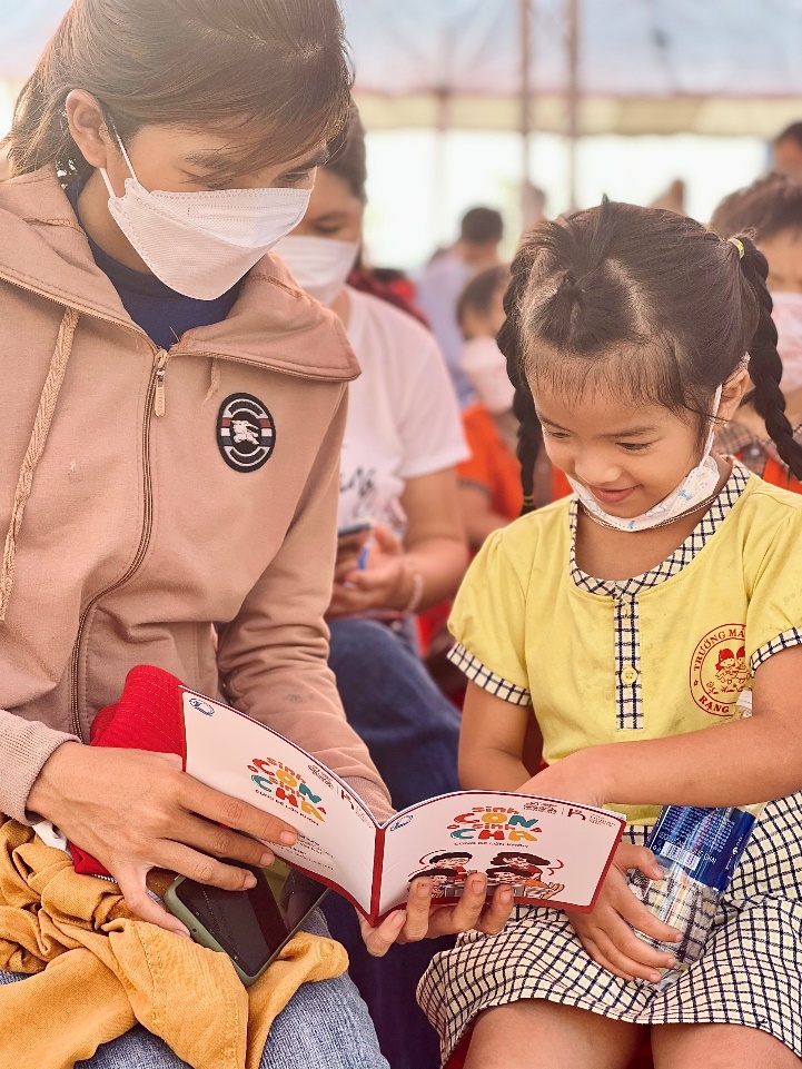 Generali, Quỹ Hỗ trợ Cựu chiến binh Việt Nam và NSƯT Xuân Bắc mang kiến ​​thức nuôi dạy con đến hàng trăm gia đình Quảng Nam - Ảnh 2.
