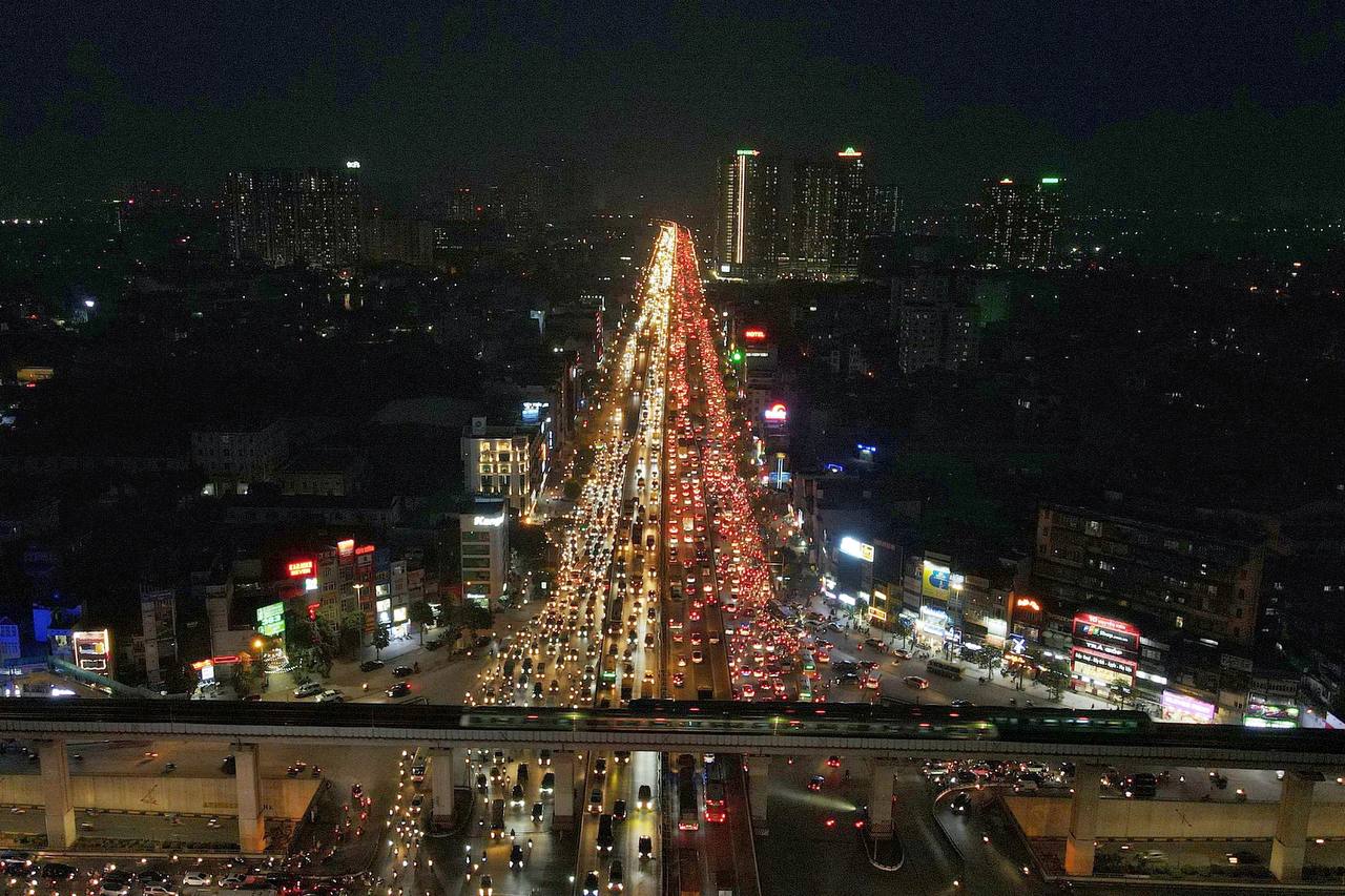 Hanoi: Near midnight, people are still 