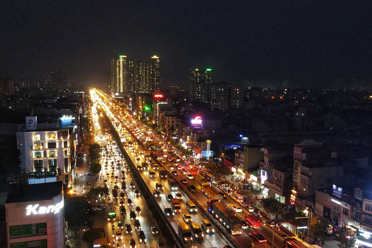 Hanoi: Near midnight, people are still 