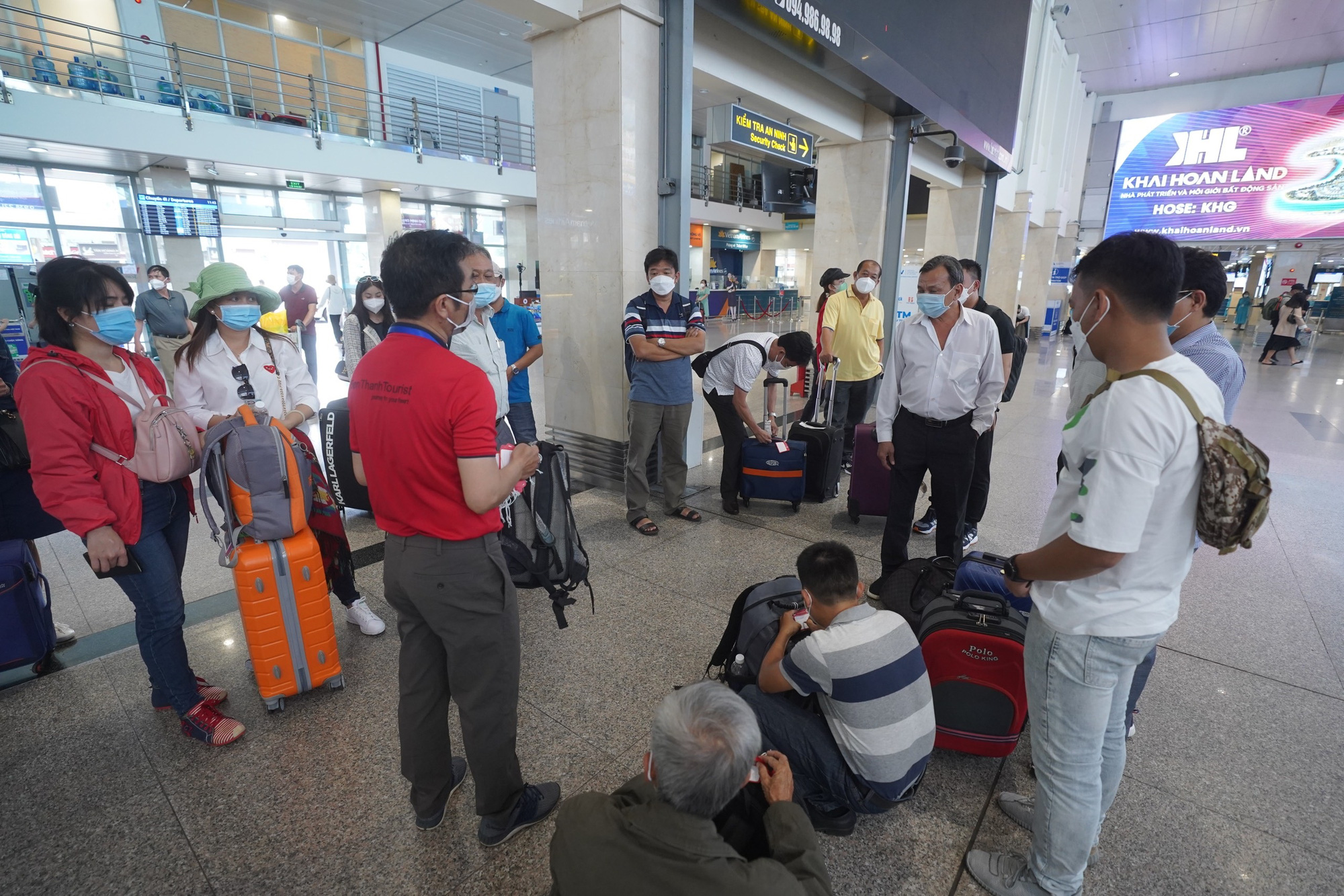 Sân bay Tân Sơn Nhất đón lượng khách kỷ lục dịp lễ 30-4 - Ảnh 5.
