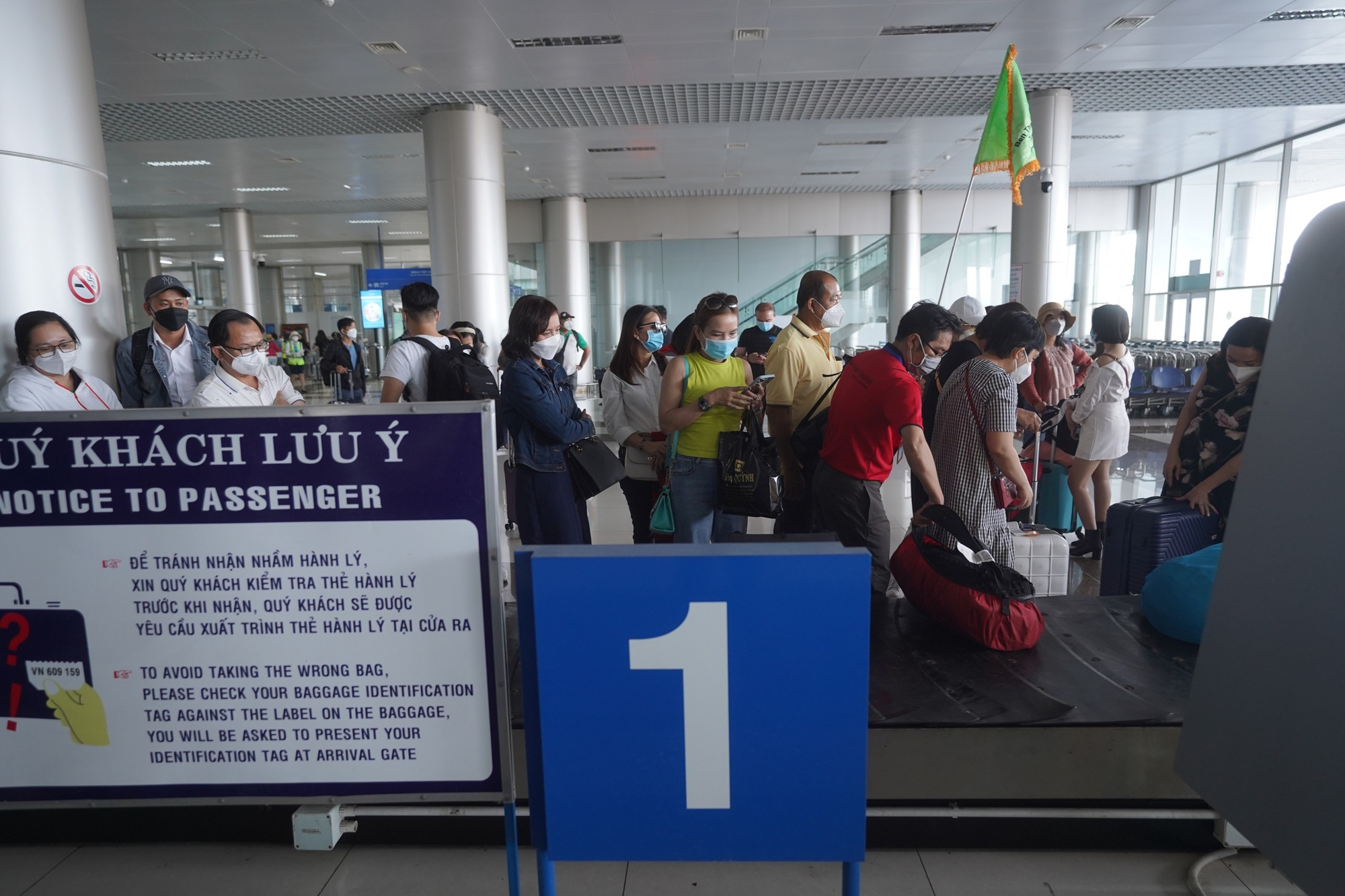 Sân bay Tân Sơn Nhất đón lượng khách kỷ lục dịp lễ 30-4 - Ảnh 6.