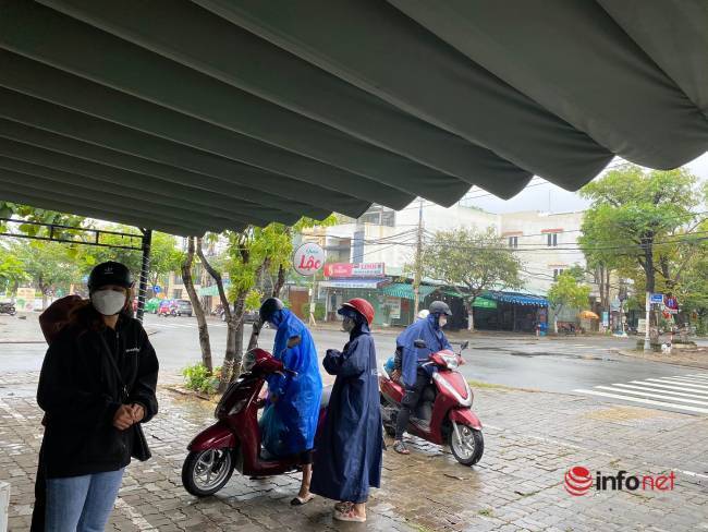 Người dân đội mưa đi “giải cứu” dưa hấu Quảng Nam bị mưa ngập, nhiều điểm tặng dưa miễn phí, hàng chục tấn hết veo - Ảnh 9.