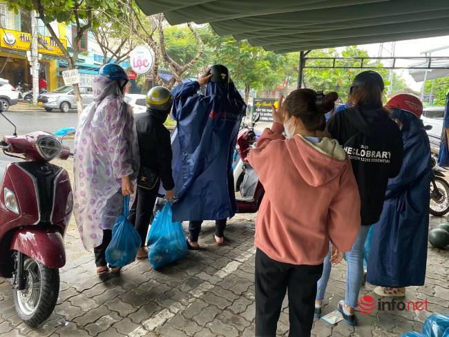 Người dân đội mưa đi “giải cứu” dưa hấu Quảng Nam bị mưa ngập, nhiều điểm tặng dưa miễn phí, hàng chục tấn hết veo - Ảnh 1.