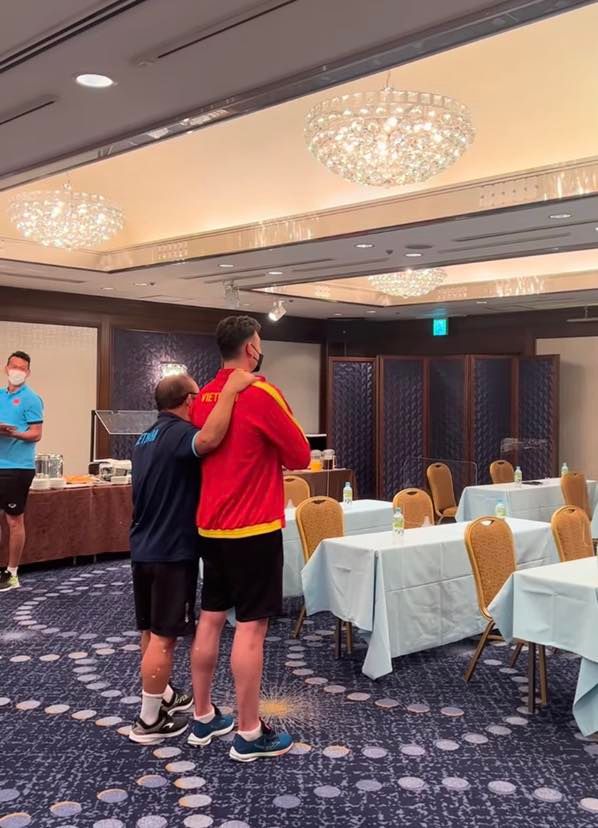 Dân mạng bật cười trước màn “kiểm tra” quốc ca của HLV Park và trò cưng Đặng Văn Lâm - Ảnh 1. Dân mạng bật cười trước màn “kiểm tra” quốc ca của HLV Park và trò cưng Đặng Văn Lâm - Ảnh 1.