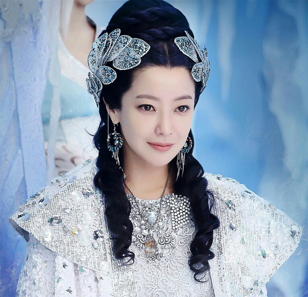 Top 5 tạo hình đẹp nhất của Kim Hee Sun: Khí chất ngời ngời, thời trang &quot;đỉnh của chóp&quot; - Ảnh 12.