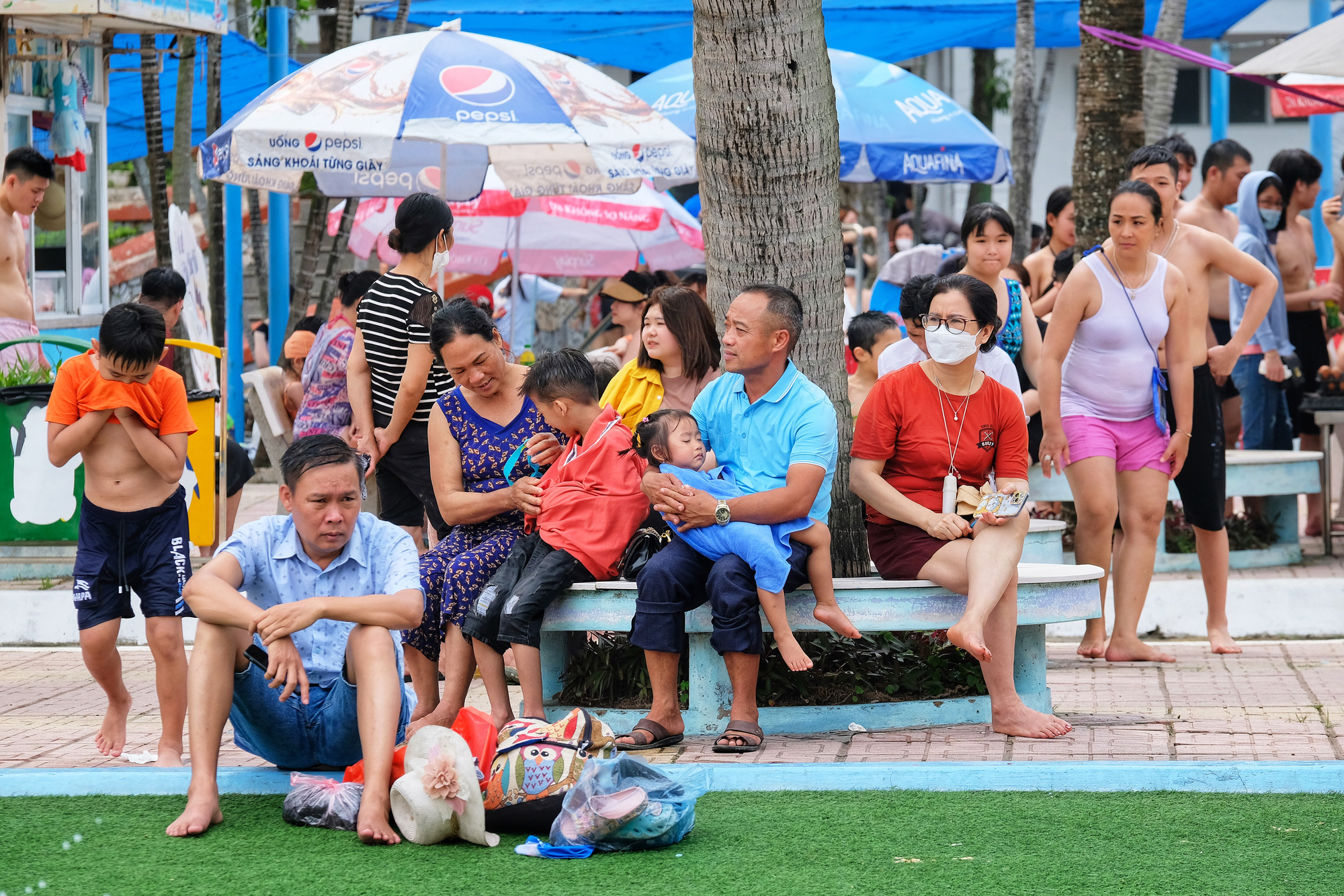 Hà Nội: Người dân ùn ùn đổ về Công viên nước Hồ Tây &quot;giải nhiệt&quot; giữa thời tiết oi bức trong ngày đầu kỳ nghỉ lễ 30/4 - Ảnh 8.
