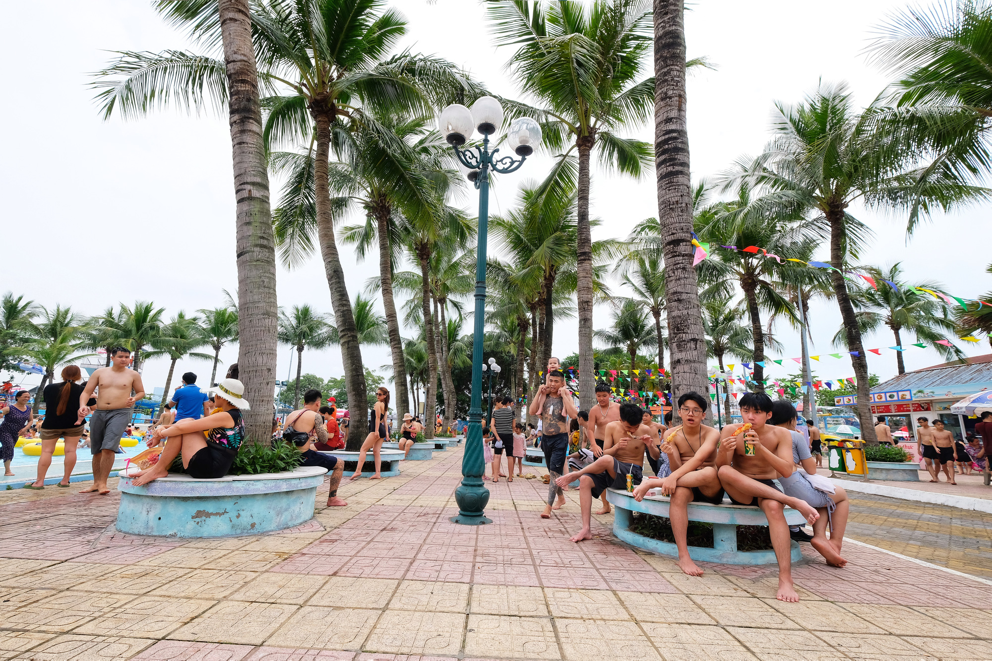 Hà Nội: Người dân ùn ùn đổ về Công viên nước Hồ Tây &quot;giải nhiệt&quot; giữa thời tiết oi bức trong ngày đầu kỳ nghỉ lễ 30/4 - Ảnh 6.