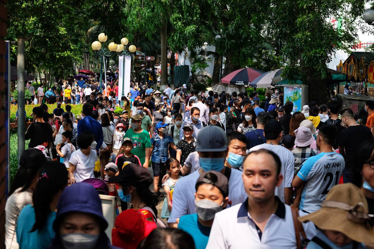 Hanoi on the first day of the holiday: The gateway to the city is still jammed, parks and entertainment areas are crowded with people - Photo 8.