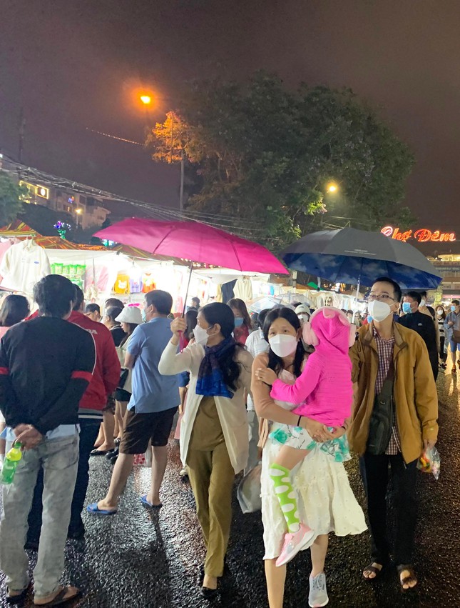 'Biển người' chen chân ở chợ đêm Đà Lạt bất chấp trời mưa - Ảnh 2.