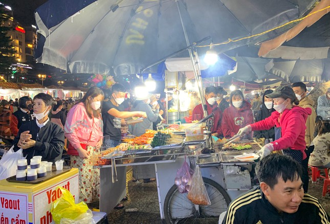 'Biển người' chen chân ở chợ đêm Đà Lạt bất chấp trời mưa - Ảnh 3.