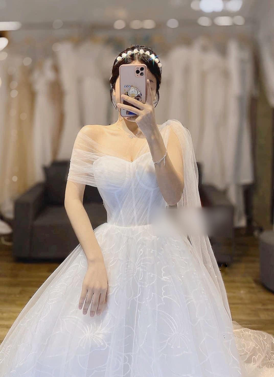 Bóc giá hai chiếc váy cưới trong mơ của chị đẹp Son Ye Jin