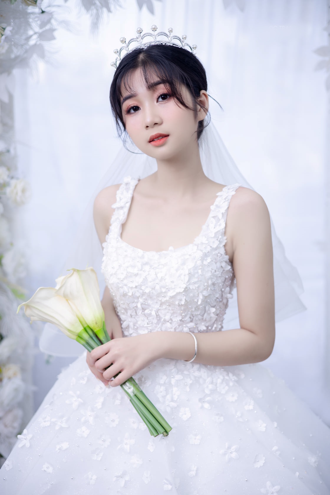 Lộ ảnh Khánh Linh diện váy cưới xinh đẹp bên Tiến Dũng bảnh bao