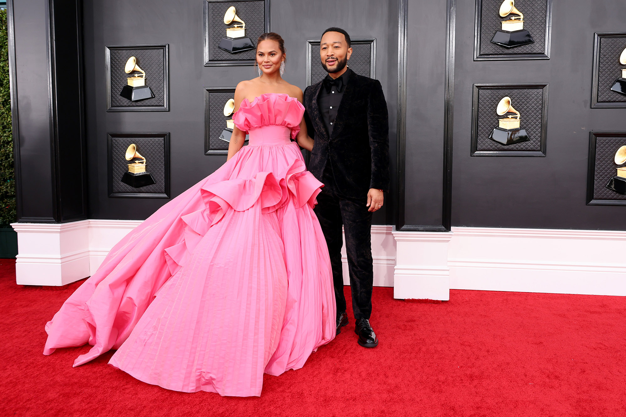 Thảm đỏ Grammy 2022: "Thảm họa dao kéo" Donatella Versace gây choáng với gương mặt khó nhận ra, BTS bùng nổ ở trời Tây - Ảnh 15.
