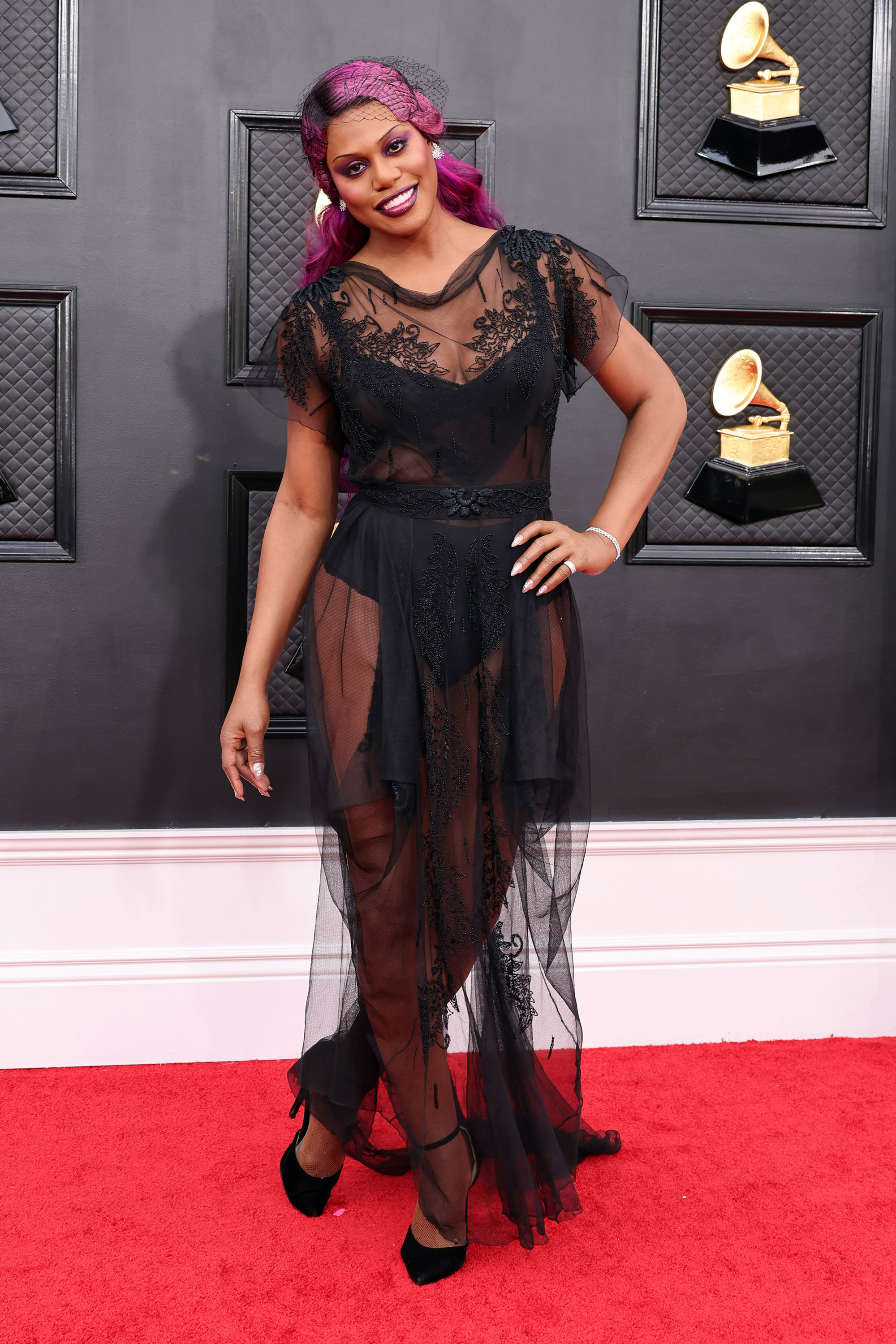 Thảm đỏ Grammy 2022: "Thảm họa dao kéo" Donatella Versace gây choáng với gương mặt khó nhận ra, BTS bùng nổ ở trời Tây - Ảnh 11.