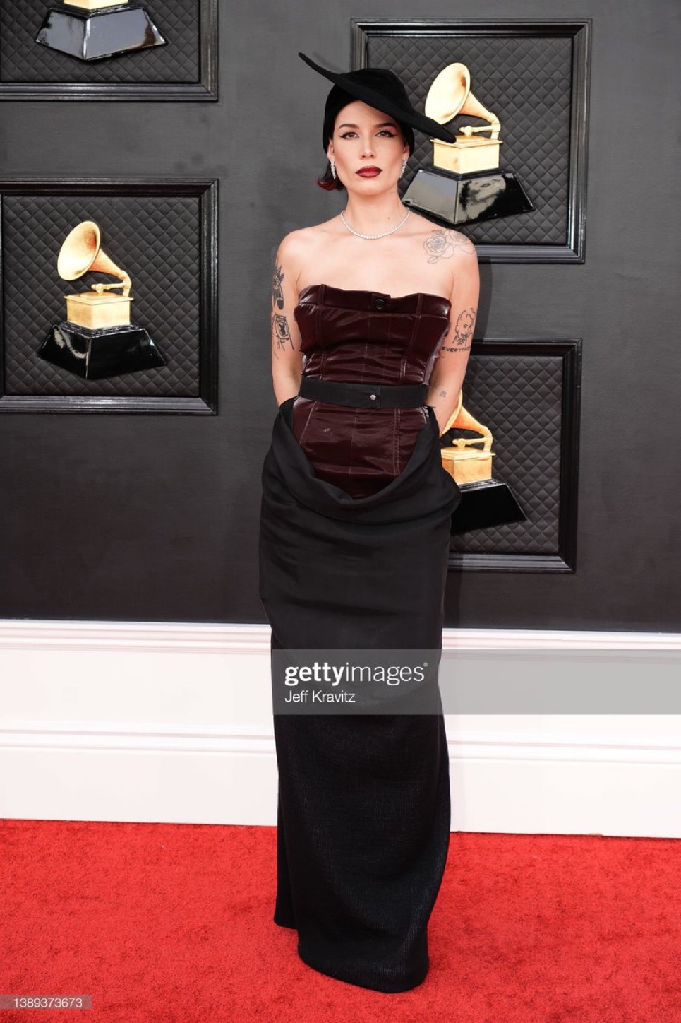 Thảm đỏ Grammy 2022: "Thảm họa dao kéo" Donatella Versace gây choáng với gương mặt khó nhận ra, BTS bùng nổ ở trời Tây - Ảnh 7.
