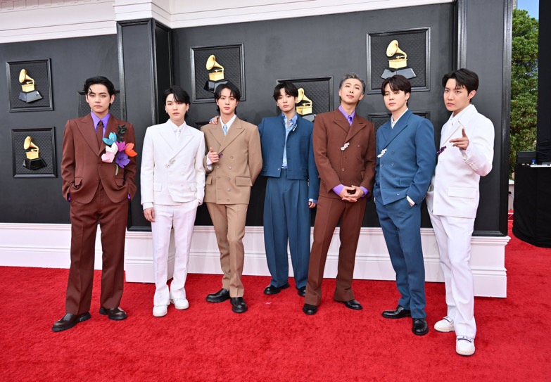 Thảm đỏ Grammy 2022: &quot;Thảm họa dao kéo&quot; Donatella Versace gây choáng với gương mặt khó nhận ra, BTS bùng nổ ở trời Tây - Ảnh 2.